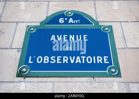 Avenue de l'observatoire (Sternwarte), 6ème (6., VI), Pariser, Frankreich, Juni 2019. Authentischer französischer Straßenschild aus Vintage-Stahl oder Metall. Stockfoto