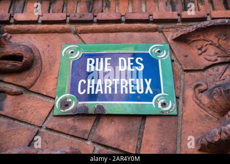 Rue des Chartreux, 6 ème (6., VI), Paris, Frankreich, Juni 2019. Authentischer französischer Straßenschild aus Vintage-Stahl oder Metall. Im Freien. Berühmtes Blau Stockfoto