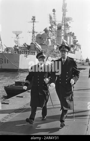 Französischer Flottenrahmen in Amsterdam unter dem Kommando von VizeAdmiral Ph. De Gaulle (Sohn ex-präsident); Tel. De Gaulle verlässt den Colbert (rechts) Datum: 5. März 1976 Standort: Amsterdam, Noord-Holland persönlicher Name: Gaulle, Philippe de Stockfoto