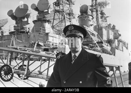 Französischer Flottenrahmen in Amsterdam unter dem Kommando von Vice-admir Ph. De Gaulle (Sohn ex-präsident); Ph. De Gaulle verlässt den Colbert Datum: 5. März 1976 Standort: Amsterdam, Noord-Holland persönlicher Name: Gaulle, Philippe de Stockfoto