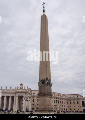 Der altägyptische Obelisk im Zentrum des Petersplatzes in der Vatikanstadt. Dieser Obelisk wurde 1586 an der aktuellen Stelle aufgestellt. Stockfoto