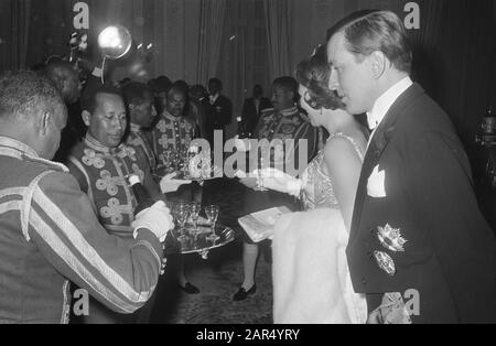 Staatsbesuch Königsfamilie in Äthiopien Gala-Dinner im kaiserlichen Palast Nr. 12: Zum Abendessen: Beatrix und Claus, nein 13: V.l.n.r. Königin Juliana, Kaiser Haile Selassie, Prinz Bernhard, Prinzessin Beatrix und Prinz Claus Datum: 24. Januar 1969 Schlüsselwörter: Queens persönlicher Name: Beatrix, Prinzessin, Bernhard, Fürst, Claus, Fürst, Haile Selassie, Kaiser von Äthiopien, Juliana (Königin Niederlande) Stockfoto