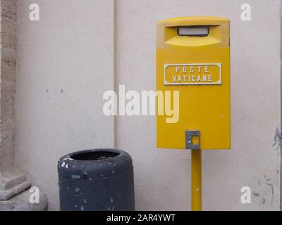Ein gelber Postkasten des Vatikans in Vatikanstadt. Stockfoto