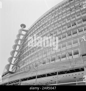 Israel 1964-1965: Tel Aviv, modernes Infrastruktur- und Architekturgebäude mit Wendeltreppe an der Außenseite Anmerkung: Moderne Architektur entstand später in Israel Datum: 1964 Standort: Israel, Tel Aviv Schlüsselwörter: Gebäude, Treppe Stockfoto