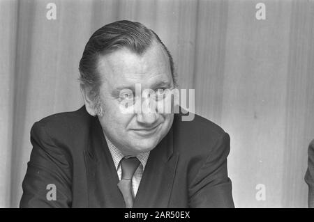 Gemeinsames Designprogramm PvdA, D66, PPR; Vorsitzender von D66 Herr Beekmans während der Pressekonferenz in Nieuwspoort in Den Haag Datum: 24. Februar 1971 Ort: Den Haag, Zuid- Holland Schlüsselwörter: Parteiprogramme, Pressekonferenzen, Politiker, politischer Name: Beekmans, J.A.P.M. Name der Einrichtung: D66, Nieuwspoort, PPR, PvdA Stockfoto