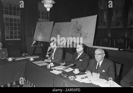 Die Stadt Amsterdam hat eine Pressekonferenz über den Plan Jokinen, d. H., abgehalten Bürgermeister Samkladen, Alderman Ham Datum: 12. Dezember 1967 Ort: Amsterdam, Noord-Holland Schlüsselwörter: Pläne, Gemeinden, Pressekonferenzen Stockfoto