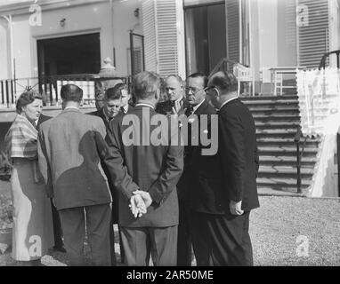 Königin Juliana empfängt Mitglieder der Europäischen Gemeinschaft am Soestdijk Datum: 10. Oktober 1953 Ort: Soestdijk, Utrechter Schlüsselwörter: Belege persönlicher Name: Juliana (Königin Niederlande) Name Der Einrichtung: Paleis Soestdijk Stockfoto