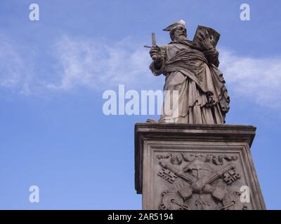 Eine Statue des heiligen Paul auf der Ponte Sant'Angelo, die zur Engelsburg in Rom, Italien, führt. Diese Skulptur ist das Werk von Paolo Romano. Stockfoto