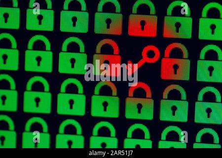 Taste als Symbol für den Zugriff oder das Hacken offener persönlicher Daten. Passwort für universellen Zugriff. Grüne Pixel werden gesperrt und eine rote Taste auf schwarzem Hintergrund, Nahaufnahme. Stockfoto