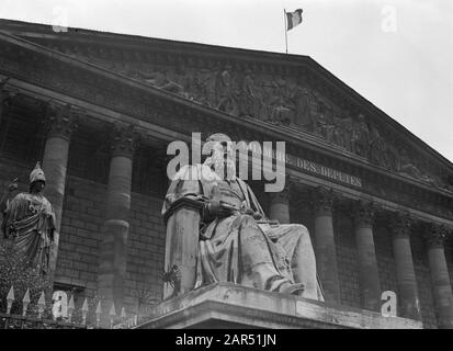 Reportage Paris Fassade des französischen parlaments Gebäude Anmerkung: Seit dem Jahr 1826 sitzt hier das Haus des französischen Parlaments. Bis 1946 unter dem Namen Chambre des Deputes, dann Assemblée Nationale. Die Statue ist einer der Minister des französischen Königs Datum: 1935 Ort: Frankreich, Paris Schlüsselwörter: Skulpturen, parlamentsgebäude Stockfoto