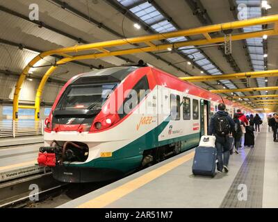 Der Leonardo-Express-Zug in Rom, Italien. Dieser Schnellzug fährt zwischen dem Flughafen Leonardo da Vinci-Fiumicino und dem Bahnhof Roma Termini. Stockfoto