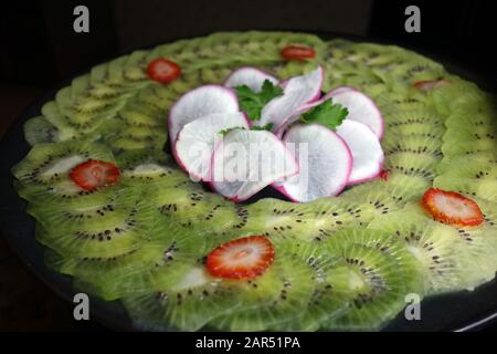 Pfiffiger dünner und Dünn Geschnittener Kiwi Fruit Carpaccio im Buffet im Azul Beach Resort Hotel, Puerto Morelos, Riviera Maya, Cancun. Stockfoto