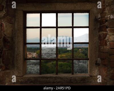 Blick durch versperrte Fenster auf das schöne Panorama einer Bergstadt Stockfoto