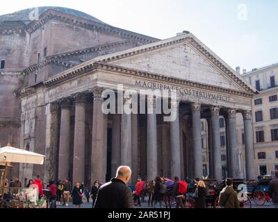 Das Pantheon in Rom, Italien. Dieser Tempel wurde vor 2000 Jahren erbaut und ist einer der besterhaltenen aller Alten römischen Gebäude. Stockfoto