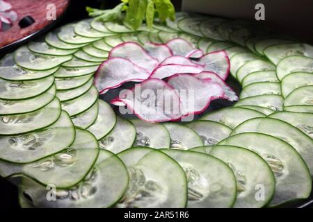 Pfiffige dünne und Dünn Geschnittene Gurke Carpaccio im Buffet im Azul Beach Resort Hotel, Puerto Morelos, Riviera Maya, Cancun. Stockfoto