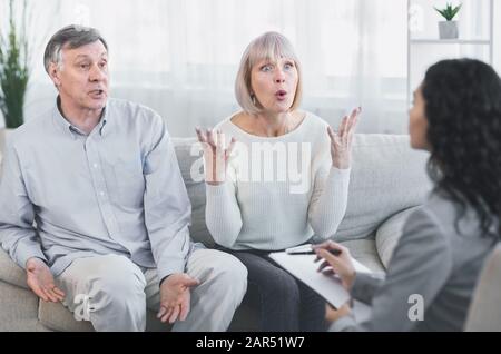 Ältere Frau beschwert sich während der Sitzung über ihren Mann Stockfoto