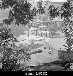 Israel 1948-1949: Peki'in Blick auf ein Dorf mit den Einwohnern rund um die Wasserquelle Datum: 1948 Ort: Galiläa, Israel, Peki'in Schlüsselwörter: Dörfer, Dorfstatuen, Wasserquellen, Wohnungen Stockfoto