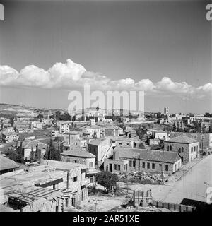 Israel 1948-1949: Jerusalem Blick auf einen Teil der Stadt Jerusalem mit einer Straßensperre im Vordergrund Datum: 1948 Ort: Israel, Jerusalem Schlüsselwörter: Stadtbilder, Hindernisse, Straßen, Wohnungen Stockfoto