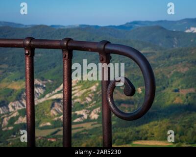 Ein schöner Blick auf die Hügel von einem Gipfel des Mount La Verna Stockfoto