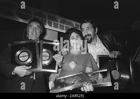 Goldene Harfen in Amsterdam ausgezeichnet; Sängerin ohne Namen [Mary Servaes] bekam eine goldene Harfe, neben ihrem Johnny Hoes (links) Datum: 27. Oktober 1975 Ort: Amsterdam, Noord-Holland Schlüsselwörter: Auszeichnungen persönlicher Name: Hoes, Johnny, Sänger ohne Namen Stockfoto