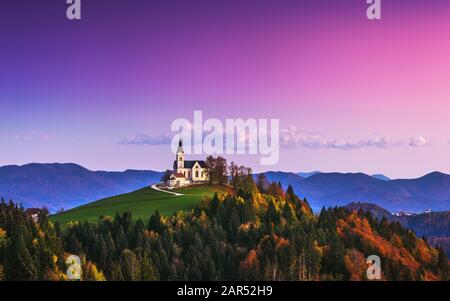 Kirche von Saint Leonard steht auf dem Hügel in der Nähe der Kirche Crni Vrh Dorf. Stockfoto