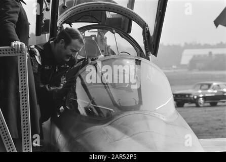 Besuch des kanadischen Gouverneurs Roland Michener, seines Gouverneurs General Michener im Cockpit eines Kampfflugzeugs am Flughafen Twente Datum: 15. april 1971 Ort: Overijssel, Twente Keywords: Kampfflugzeuge, Gouverneure General, Piloten, Flugplätze persönlicher Name: Michener, Roland Stockfoto