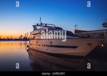 Yacht Hafen und schönen Sonnenuntergang über Varna, Bulgarien. Segelboot Hafen, viele schöne günstig Segel Yachten im Meer. Stockfoto
