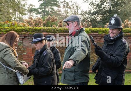 Polizeibeamte durchsuchen Mitglieder der Öffentlichkeit, bevor Königin Elisabeth II. Eintrifft, um an einem morgendlichen Gottesdienst in der St Mary Magdala Church in Sandringham, Norfolk teilzunehmen. Stockfoto