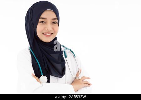 Portrait von muslimischen zuversichtlich Ärztin Arzt sitzt im Untersuchungsraum im Krankenhaus Klinik. Positive Gesichtsausdruck Stockfoto