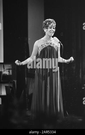 Grand Gala du Disque 1968 Grand Gala du Disque. Vikki Carr Datum: 8. März 1968 Ort: Amsterdam Schlagwörter: Sänger persönlicher Name: Carr, Vikki Stockfoto