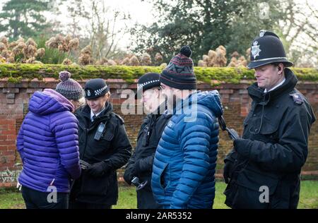 Polizeibeamte durchsuchen Mitglieder der Öffentlichkeit, bevor Königin Elisabeth II. Eintrifft, um an einem morgendlichen Gottesdienst in der St Mary Magdala Church in Sandringham, Norfolk teilzunehmen. Stockfoto