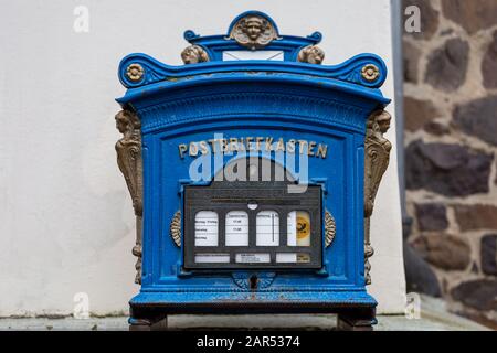 Der alte blaue deutsche Briefkasten Stockfoto