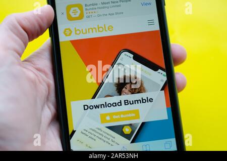 Gibraltar 23. Januar 2020: Hand mit einem iPhone, auf dem die Bumble App angezeigt wird, zum Download bereit Stockfoto