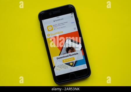 Gibraltar 23. Januar 2020: Hand mit einem iPhone, auf dem die Bumble App angezeigt wird, zum Download bereit Stockfoto