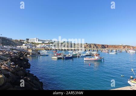 Sagres, Portugal 31. Dezember 2019: Fischerhafen in Sagres, einer Stadt am westlichen Ende der Algarve in Portugal; Stockfoto