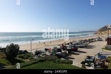 Salema, Portgual 29. Dezember 2019: Die Meeresfront in der Stadt Salema an der Algarve in Portugal Stockfoto