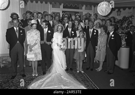 Trauungsfürst Karl von Hessen und Gräfin Yvonne Szapary in Der Haager Gruppe Foto Datum: 18. April 1966 Ort: Den Haag, Zuid-Holland Schlüsselwörter: Gruppenfotos, Ehen Personenname: Hessen, Karl von, Szapary, Yvonne Stockfoto