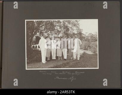 Fotoalbum Deli Maatschappij: Enterprises Bandar Negri, Sarang Giting, Dolok Ueloe und Poeloe Tagor (1935) Gruppenfoto niederländischer Mitarbeiter mit ihren Ehefrauen. Von links nach rechts: Herr Schouten, Frau Kroese, Herr Kroese, Frau Schouten, Herr Egenberger, Frau Egenberger und Herr Hazevoet, auf der Gummiplantage Bandar Negri auf Sumatra Datum: 1. Januar 1935 Standort: Indonesien, Niederländische Ostindien, Sumatra-Schlüsselwörter: Administratoren, Gruppenporträts, Plantagen, Gummiindustrie Personenname: Egenberger, [...], Hazevoet, [...], Kroese, [...], Schouten, [...] Stockfoto