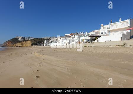 Salema, Portugal 29. Dezember 2019; Der Strand in der Kleinstadt Salema an der Algarve in Portugal an einem Wintertag Stockfoto