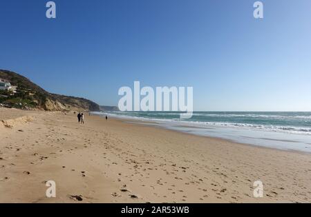 Salema, Portugal 29. Dezember 2019; Der Strand in der Kleinstadt Salema an der Algarve in Portugal an einem Wintertag Stockfoto