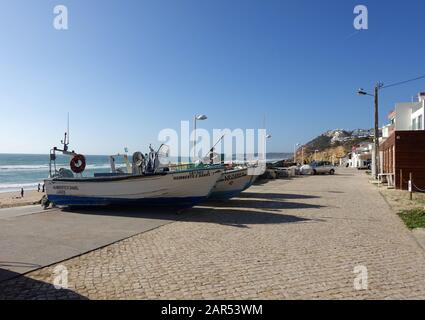 Salema, Portgual 29. Dezember 2019: Die Meeresfront in der Stadt Salema an der Algarve in Portugal Stockfoto