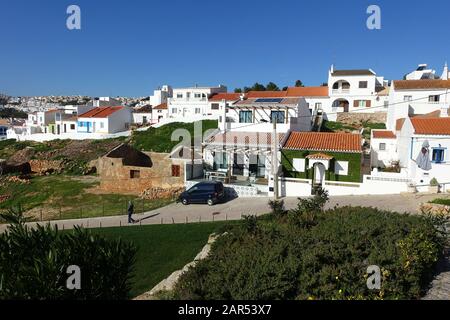 Salema, Portugal 29. Dezember 2019: Die Stadt Salema mit ihren weißen Häusern an der Küste an der Algarve in Portugal Stockfoto