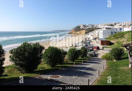 Salema, Portgual 29. Dezember 2019: Die Meeresfront in der Stadt Salema an der Algarve in Portugal Stockfoto