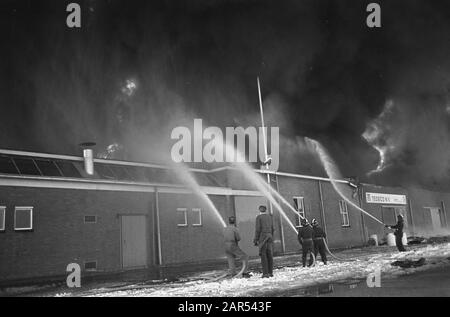 Großfeuer im Tedeco Werk in Deventer Datum: 13. Februar 1969 Standort: Deventer Schlüsselwörter: Brände, Fabriken Personenname: Tedeco Stockfoto