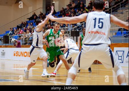 Charkiw, Ukraine - 24. Januar 2020: Basketballspiel der ukrainischen Super Liga Charkiw Falcons - Saporischschhya Stockfoto