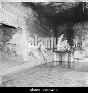 Israel 1948-1949: Haifa, Höhle des Propheten Elijah Großes Zimmer mit gefliestem Boden in der Höhle des Propheten Elijah Anmerkung: Im Islam wird Elijah als Al Hadar Datum bezeichnet: 1948 Ort: Haifa, Israel Schlüsselwörter: Höhlen, Wände, Fliesen Stockfoto