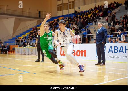 Charkiw, Ukraine - 24. Januar 2020: Basketballspiel der ukrainischen Super Liga Charkiw Falcons - Saporischschhya Stockfoto