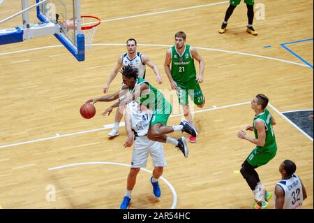 Charkiw, Ukraine - 24. Januar 2020: Basketballspiel der ukrainischen Super Liga Charkiw Falcons - Saporischschhya Stockfoto