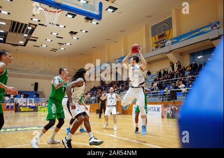 Charkiw, Ukraine - 24. Januar 2020: Basketballspiel der ukrainischen Super Liga Charkiw Falcons - Saporischschhya Stockfoto