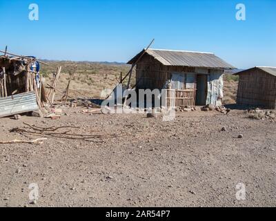 Blick auf Ferne Holzhäuser, Afar-Region, Äthiopien. Die Vorfahren der Afar besiedelten einige Zeit vor 1000 n. Chr. Bauernland im äthiopischen Hochland. Stockfoto